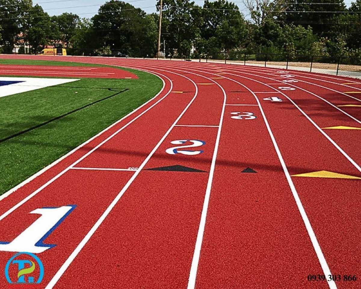 Đường pitch s&acirc;n thể thao ho&agrave;n thiện m&agrave;u đỏ gạch.