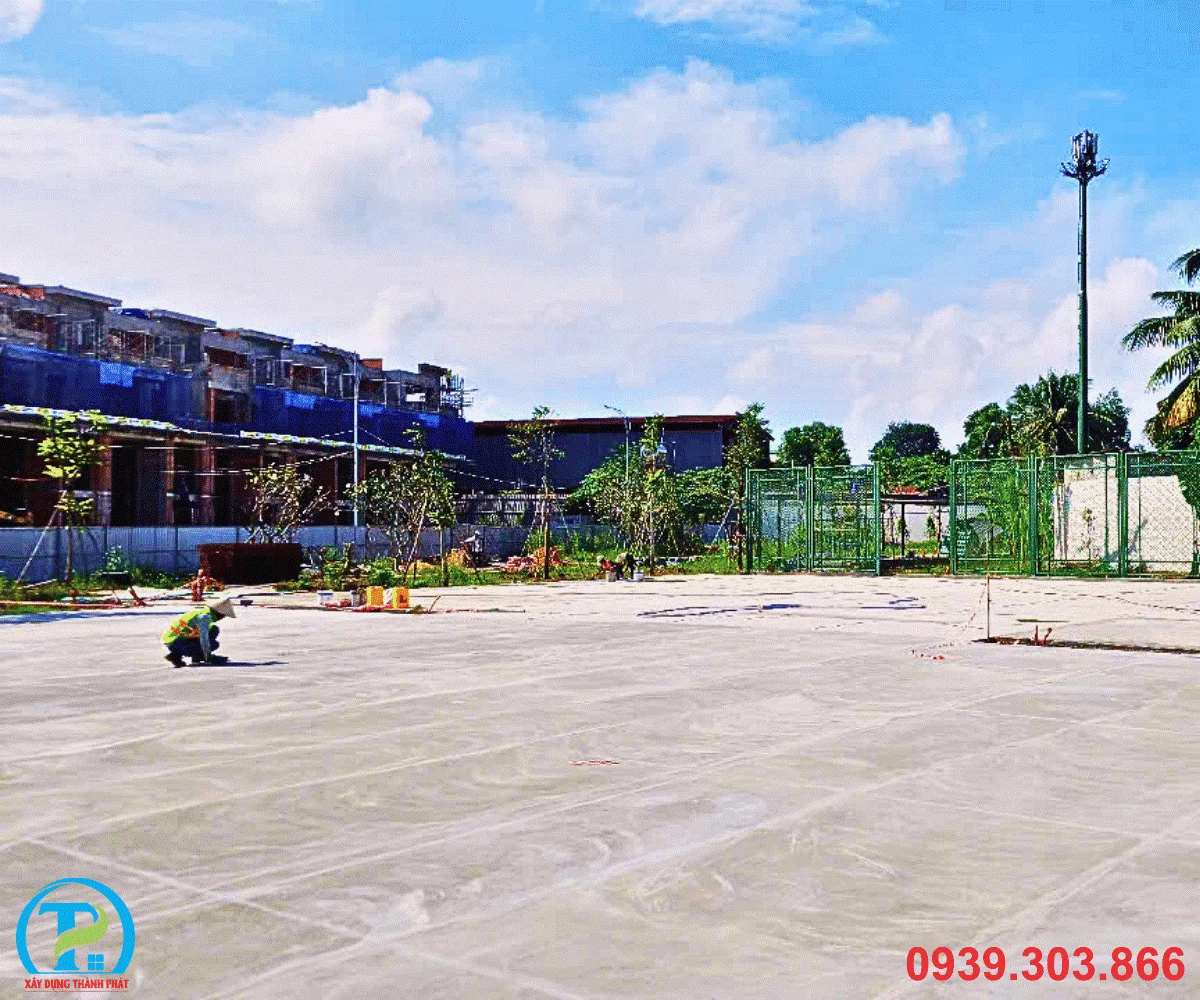 Kỹ sư kiểm tra độ phẳng nền trước khi thi c&ocirc;ng s&acirc;n tennis.