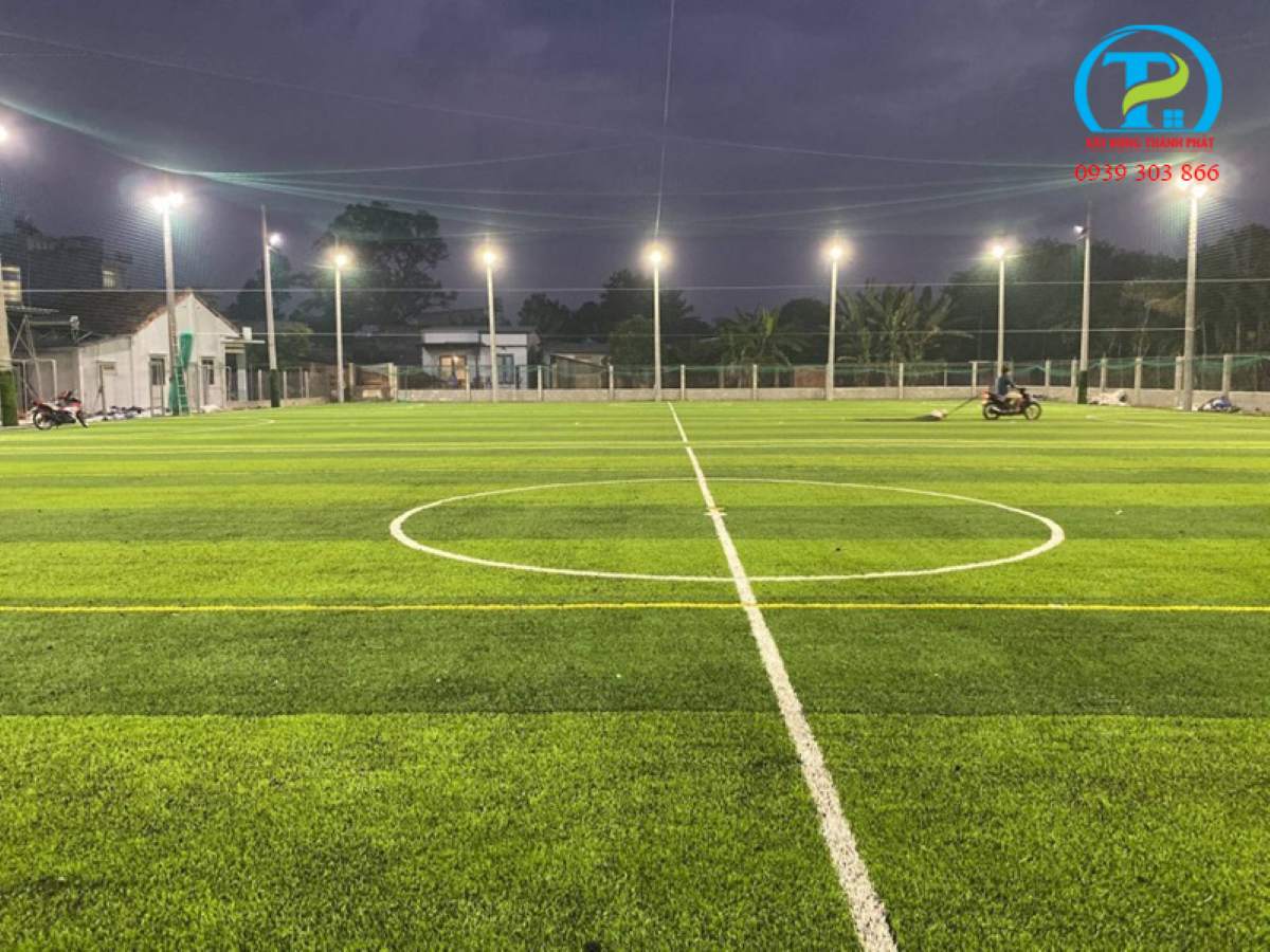 Dự &aacute;n thi c&ocirc;ng s&acirc;n b&oacute;ng đ&aacute; cỏ nh&acirc;n tạo ho&agrave;n thiện đẹp.