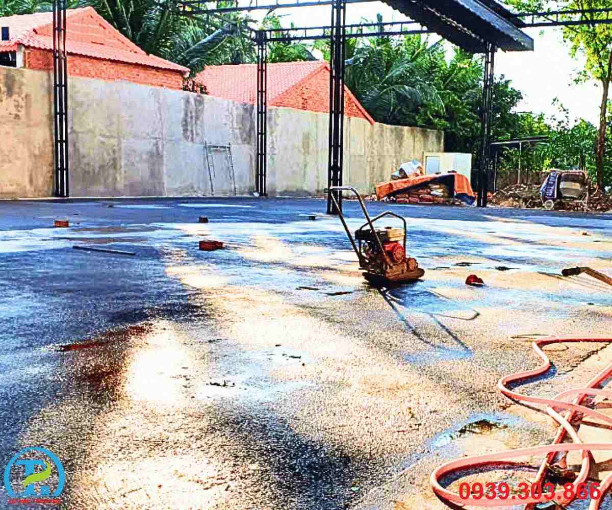 Xử l&yacute; m&agrave;i s&agrave;n b&ecirc; t&ocirc;ng khi thi c&ocirc;ng s&acirc;n b&oacute;ng rổ.