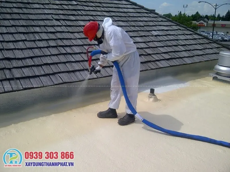 thi c&ocirc;ng sơn chống n&oacute;ng m&aacute;i t&ocirc;n