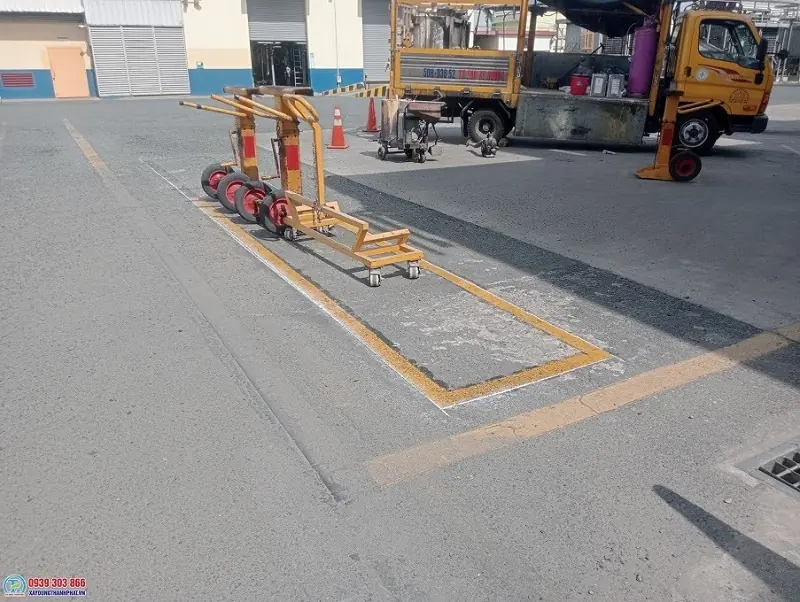 thi c&ocirc;ng sơn epoxy kẻ vạch